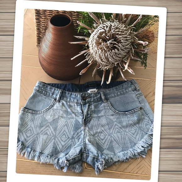 Billabong Pants - Billabong Frayed Edge Tribal Print Denim Shorts!